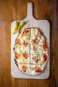 Flammkuchen, Pikante Art - Chrorizo Salami mit gr&uuml;nen Peperoni und Mozzarella formen einen kr&auml;ftig, pikanten Geschmack - Pizza Salami war gestern!